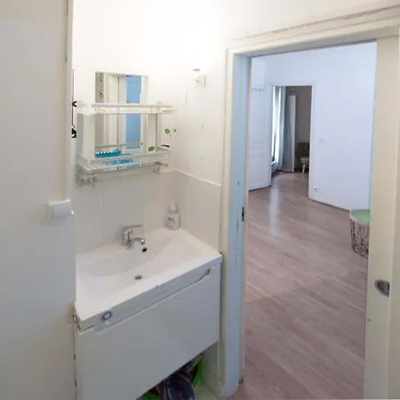 Center Quarter Latin 1 Bedroom