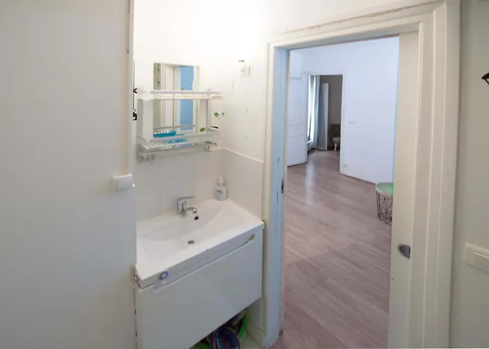 Center Quarter Latin 1 Bedroom