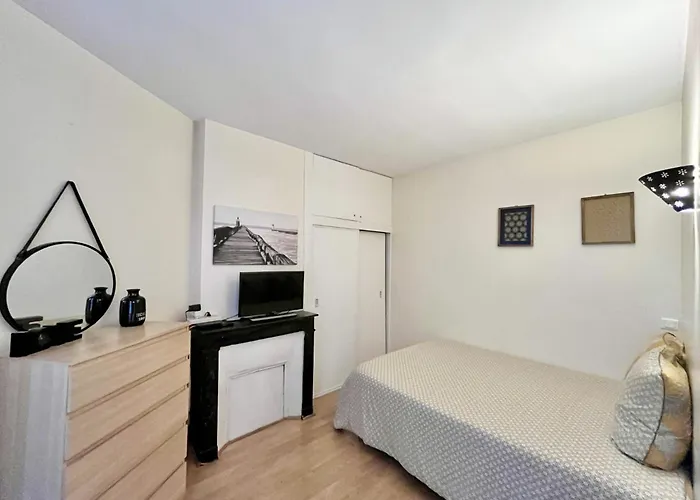 Center Quarter Latin 1 Bedroom